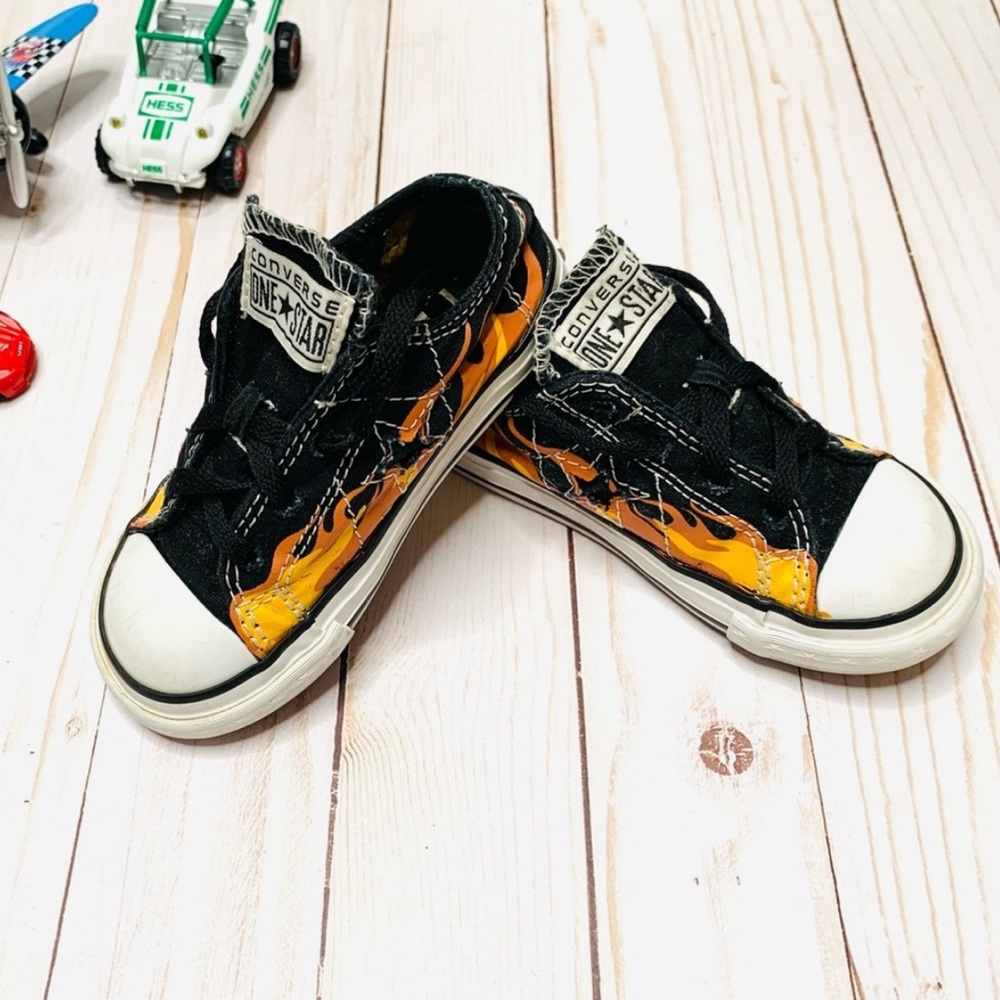 *SOLD* One ⭐️ Star Flame 🔥 Converse